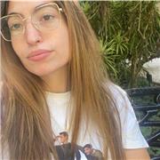 Estudiante de universidad imparte clases de repaso a niños de primaria